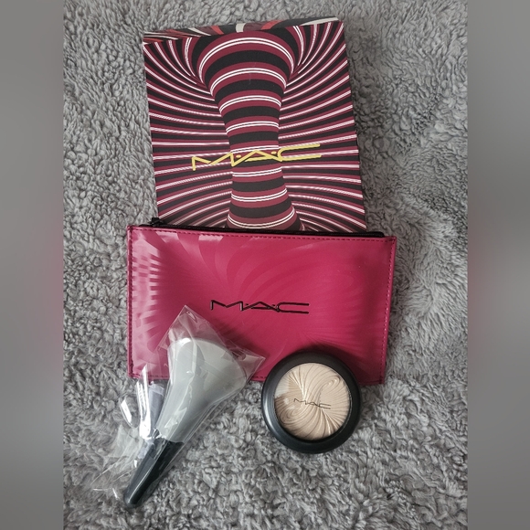 MAC Trick of the Light Extra Dimension Kit - Picture 5 of 10